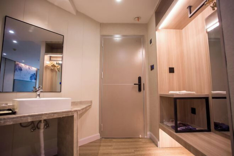 Bathroom 3, Crowne International Business Hotel, Shiyan