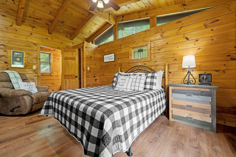 Room 3, View Private Log Cabin Fireplace Hot tub RELAX, Sevier