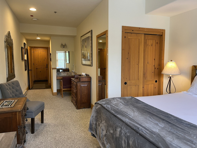 Room 5, Bear Creek Lodge 209b 1 Bedroom Hotel Room, San Miguel