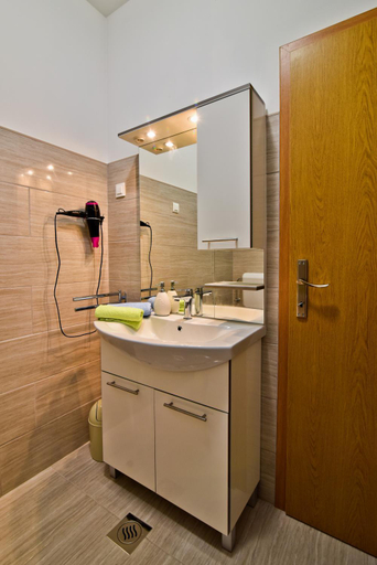 Bathroom 3, Apartments Mica, Nin
