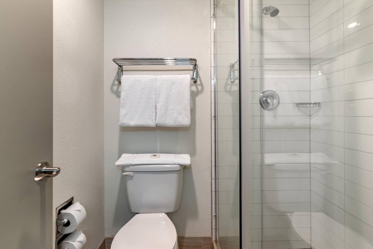Bathroom 3, Comfort Inn & Suites Tigard near Washington Square, Washington