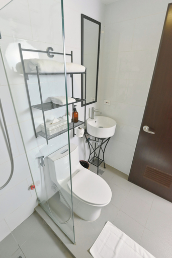 Bathroom 4, Casa Charlie Hotel, Makati City