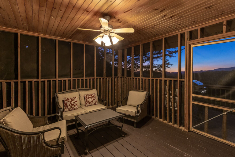 Room 5, Luxury Lakeview Cabin With Hot Tub and Game Room, Swain