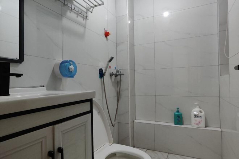 Bathroom 2, Youzhan Hostel, Shenzhen