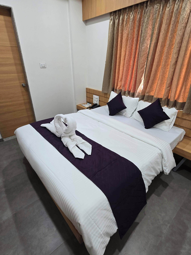 Room 4, Hotel Sagar Family Lodge, Satara