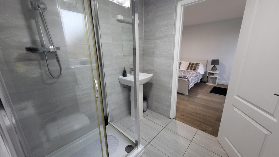 Bathroom 4, The Square & Compass, Nottinghamshire