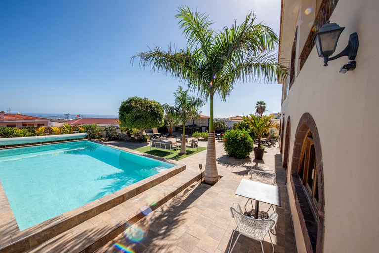 Sport & Beauty 2, Private Villa with three separate apartments, Las Palmas