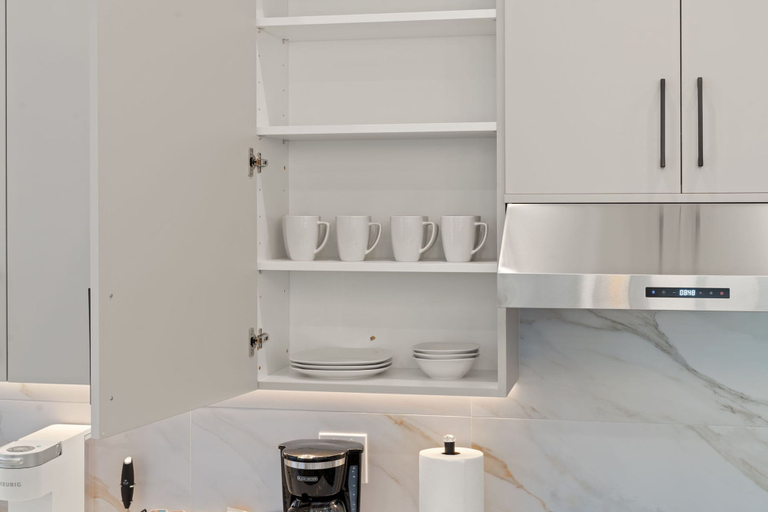Room 2, Modern 2-bd 2-ba Retreat Near Medical District, Cook