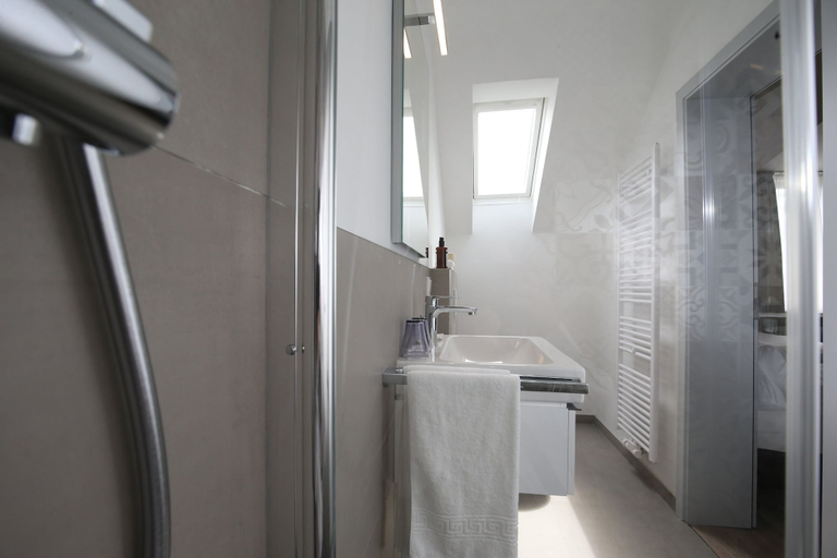 Bathroom 2, Fährhaus am Rhein Hotel Düsseldorf, Düsseldorf