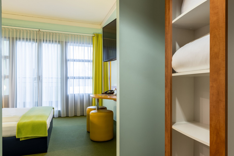 Bedroom 2, Raststättenhotel Fränkische Schweiz, Bayreuth