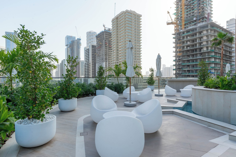 Pool 4, Skyline Luxury 1BR - Balcony, Dubai