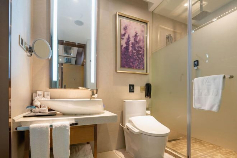 Bathroom 4, Lavande Hotel Guilin Railway Station Elephant Trunk Hill Scenic Area, Guilin