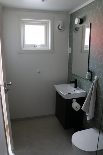 Bathroom 3, Gammelbutikken Guesthouse, Vestvågøy