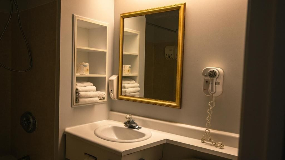 Bathroom 2, Place 19-67, Prescott and Russell