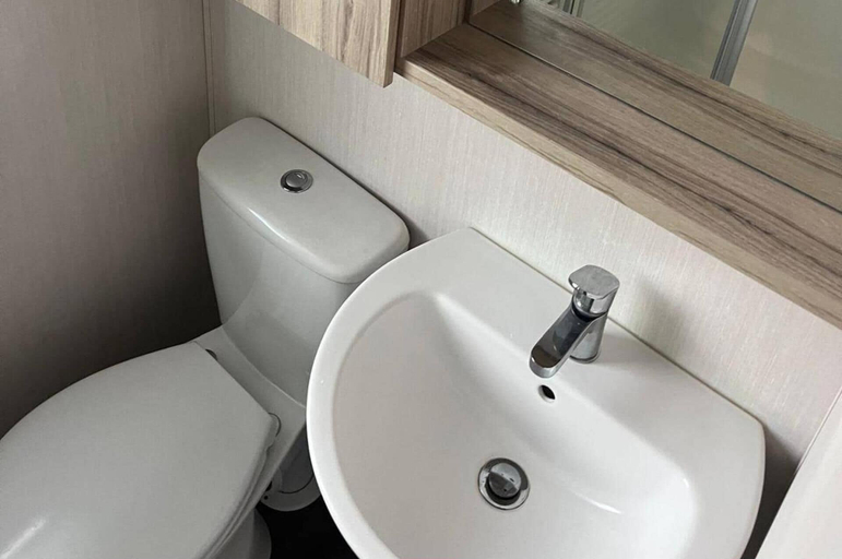 Bathroom 5, Caravan- Sleeps 6, 2 Bedrooms - Thurston Manor, East Lothian
