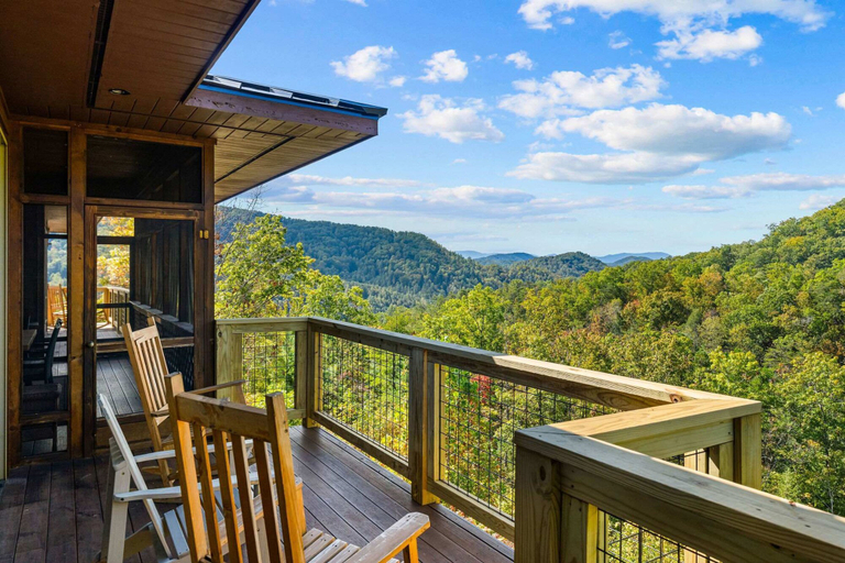 Room 5, 5B 4B Luxe Cabin w Hot Tub Firepit Game Room, Sevier