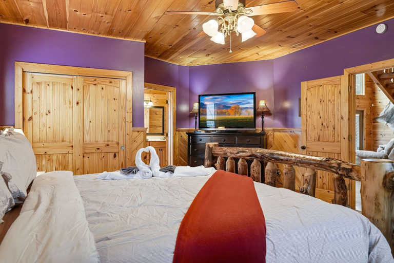 Room 4, 5BR Cabin w Yard Office Hot Tub Firepit, Sevier