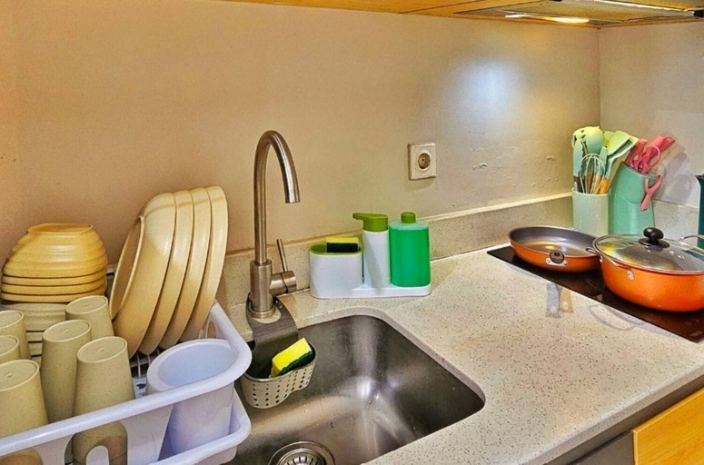 Private kitchen 5, Tru By SanLiving - 3BR - Direct Mall, West Jakarta
