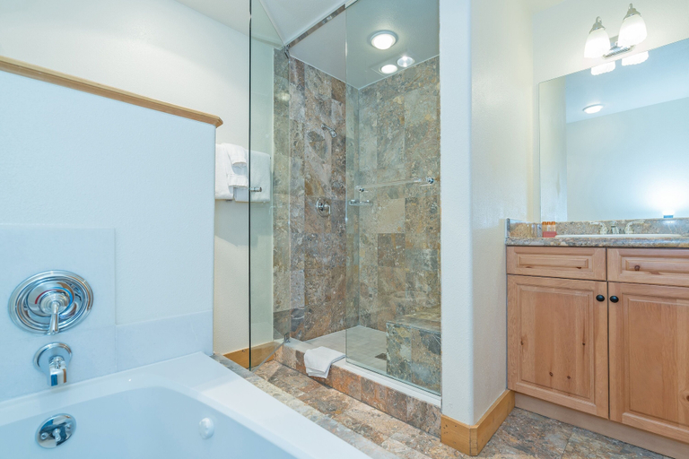 Bathroom, Bear Creek Lodge 212b 1 Bedroom Hotel Room, San Miguel