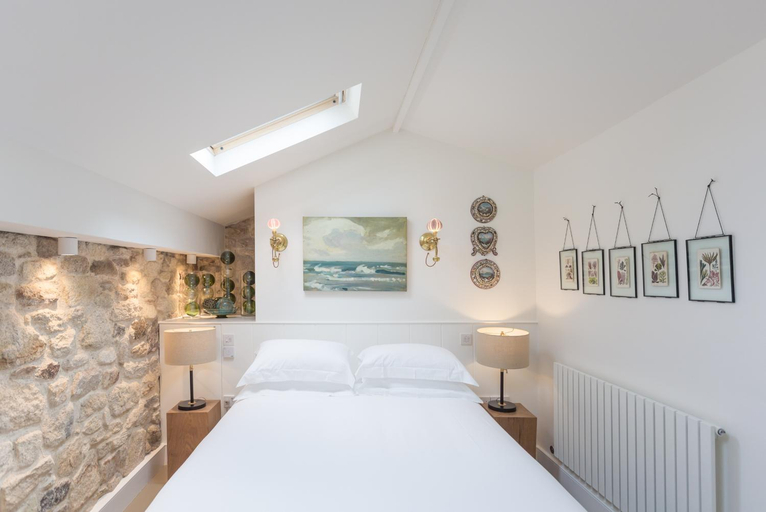 Bedroom 2, Antonia's Pearls, Cornwall
