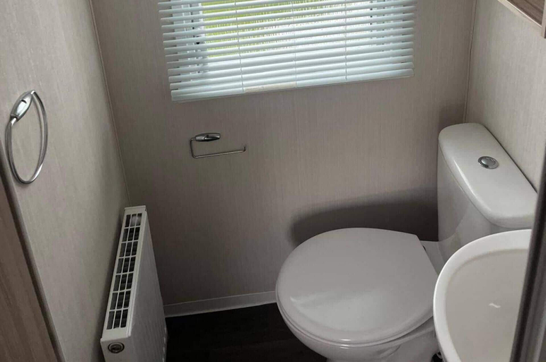 Bathroom 3, Caravan- Sleeps 6, 2 Bedrooms - Thurston Manor, East Lothian