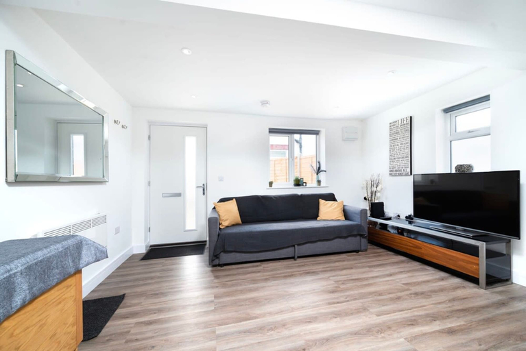 Room 5, Modern Apartment in Enfield With Comfort, London