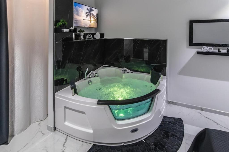 Private spa tub 4, Amour, Syracuse