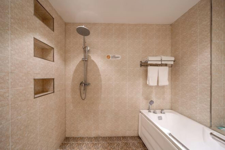 Bathroom 4, Xiongxian Qiancun Business Hotel, Baoding
