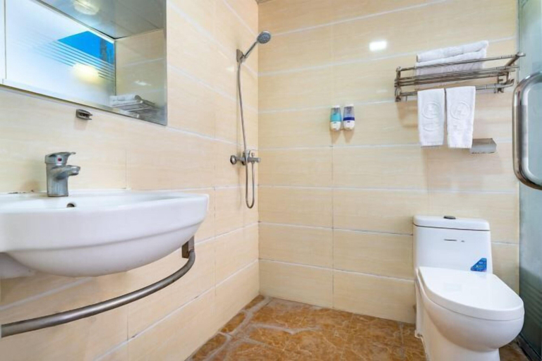 Bathroom 4, Hongli Business Hotel, Foshan