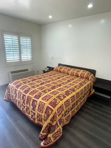 Bedroom 2, Newport Bay Inn, Orange