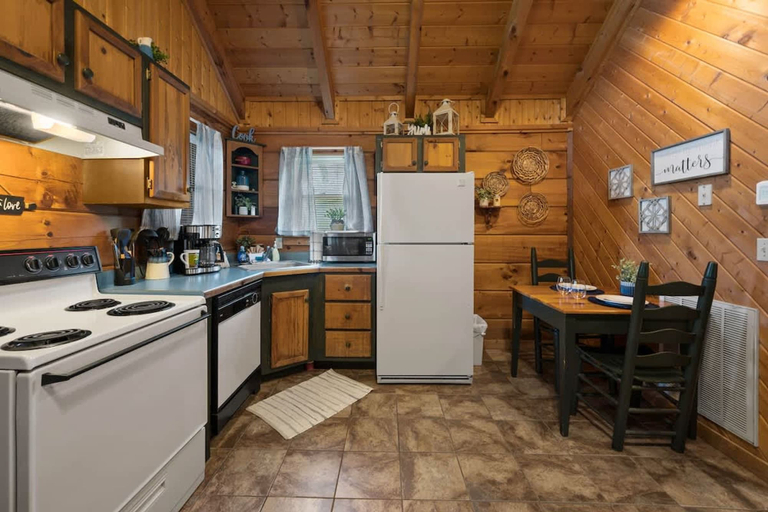Room 5, Location Cute Studio Log Cabin Fireplace Hot Tub, Sevier