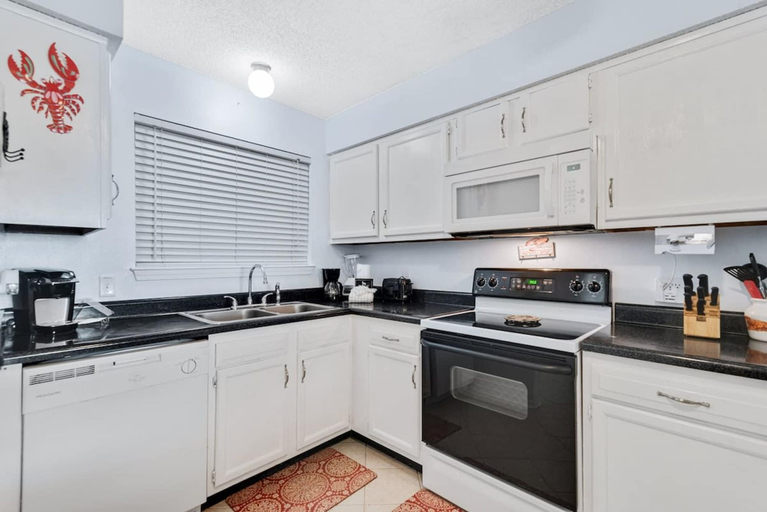 Private kitchen, Las Palmas 114- Pool BBQ Short Walk to Beach, Baldwin