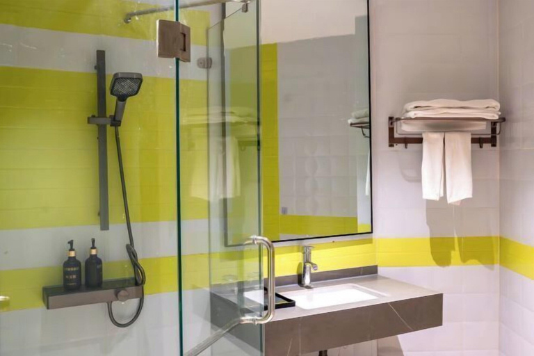 Bathroom 4, Changhong Business Hotel, Yangjiang