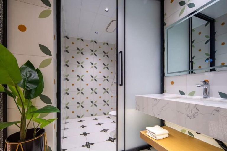 Bathroom 4, Yin E Hotel, Leshan
