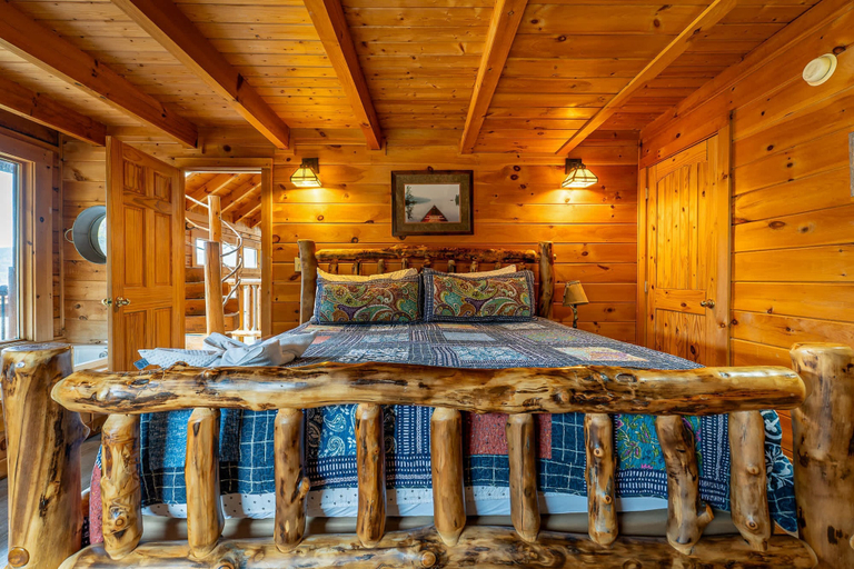 Room 3, Luxury Smoky Mtn Retreat w Panorama Views Hottub, Sevier