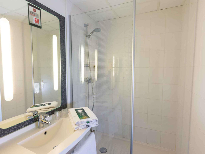 Bathroom 5, ibis Dunkerque Centre, Nord