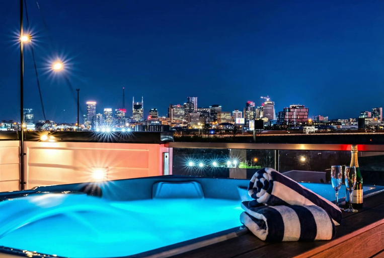 Room 4, Speakeasy Rooftop Decks Hot Tub Karaoke, Davidson