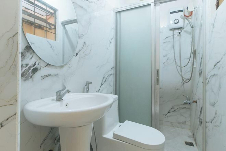 Bathroom, RedDoorz @ Yssa Ademar near Robinsons Jaro, Iloilo City