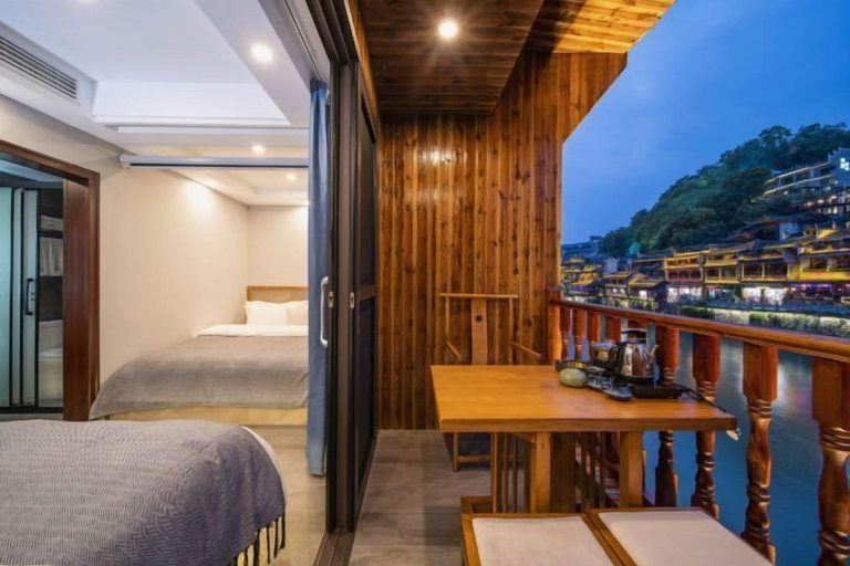 Room 4, Phoenix Suiyu Riverview Homestay (North Gate Chenglou Branch), Xiangxi Tujia and Miao