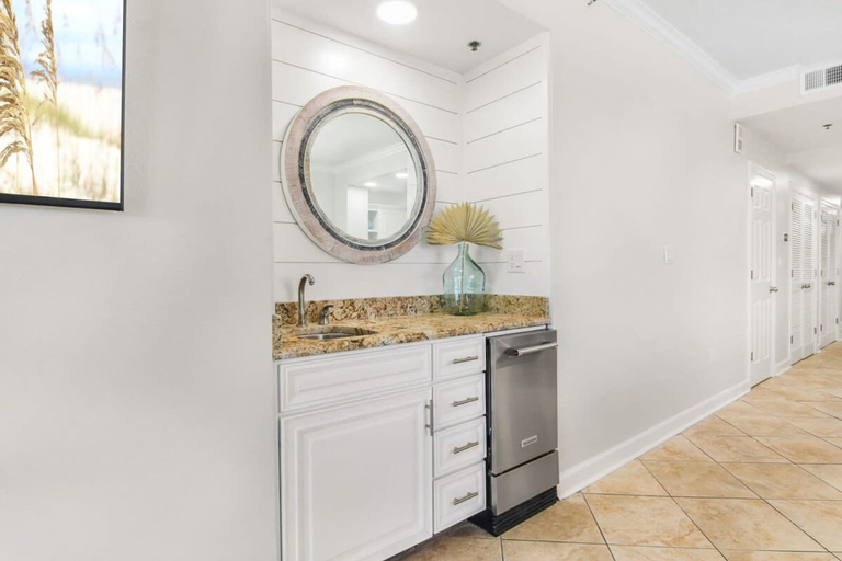 Room 4, Enclave 401 Beachfront Tennis Stunning Views, Baldwin