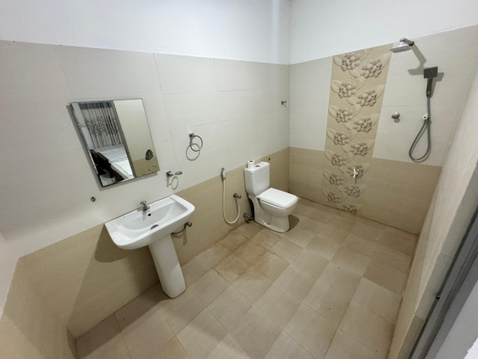 Bathroom 3, The Surfing Beach - Nilaveli, Trincomalee Town and Gravets