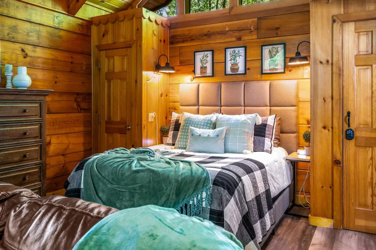 Room 2, Location Private Log Cabin Hot Tub Fireplace, Sevier