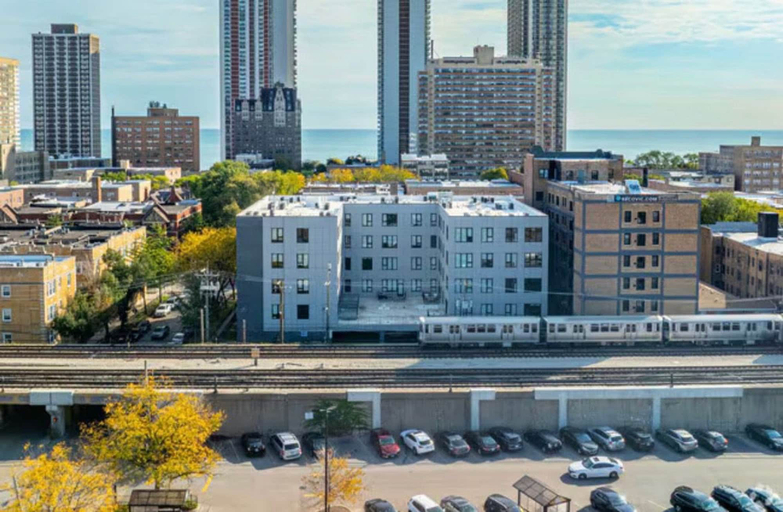 Room 4, Chic 2BR Apartment in Edgewater Modern Comfort, Cook