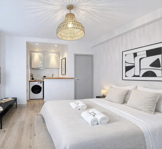 Others 5, 2067 Raynouard, Paris