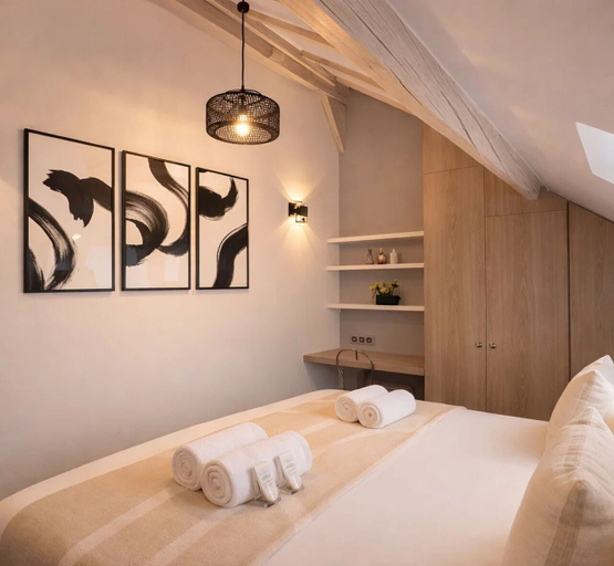Room 2, 1531 Bourgeois, Paris