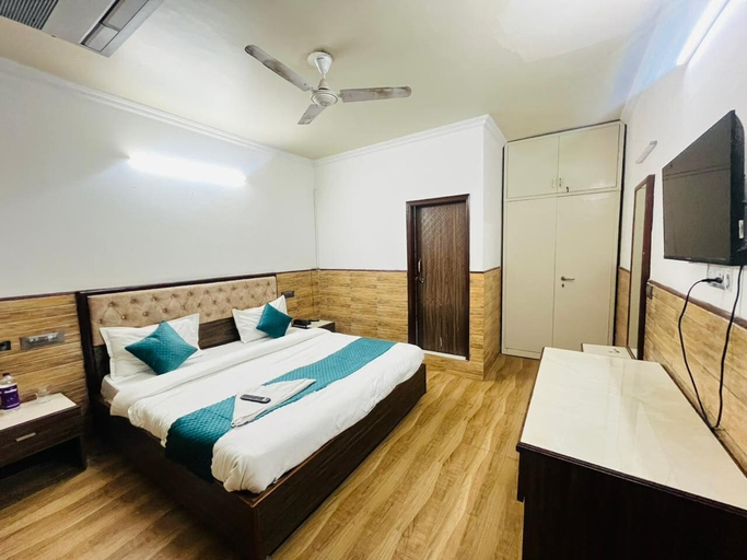 Room 3, Roomshala Poonam Villa - Fortis Hospital, Delhi
