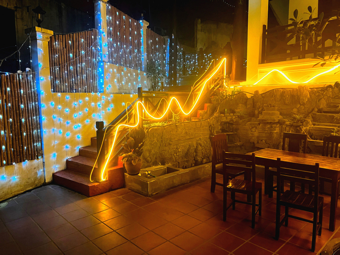 庭院夜间景观.jpg, V House Guest House, Luang Prabang