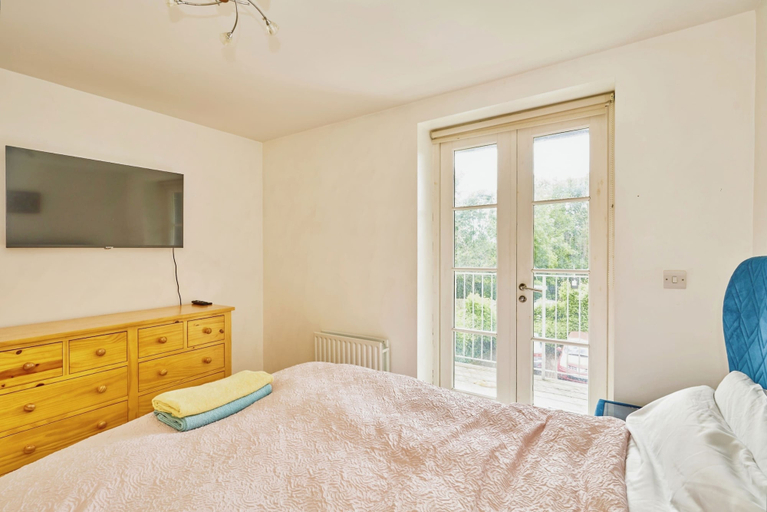 Room 5, Charming 2-bedroom Flat in South Croydon, London