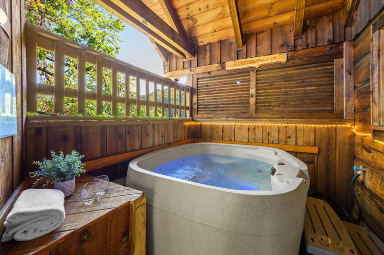 Room 4, Location Cute Studio Log Cabin Hot Tub Fireplace, Sevier