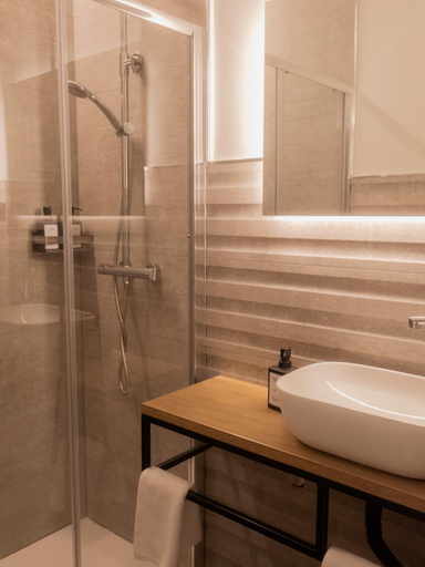 Bathroom 3, Literal Hostel, Madrid